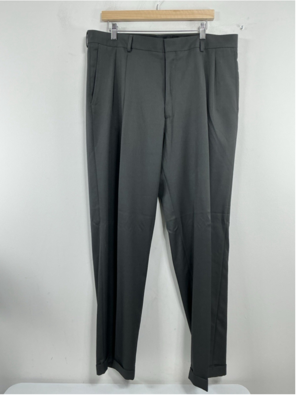 Mens NWT Haggar Classic Fit Dress Pants 38x32 Charcoal Pleats Ankle Cuffs